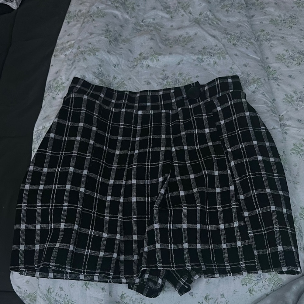 Hollister- Black and White Plaid Skirt